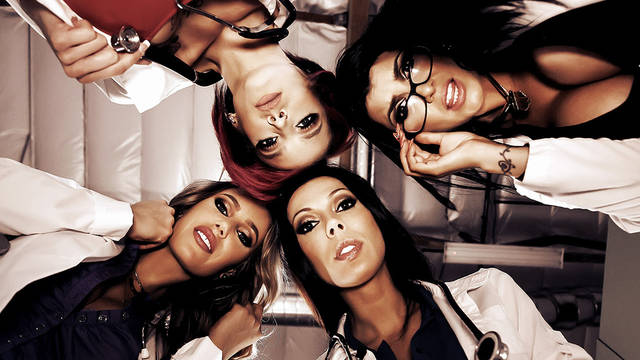 Четыре медсестры отсасывают пациенту внушительный хуй в палате