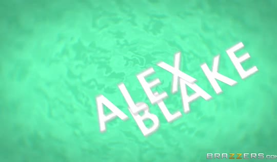 Зажимал телке рот ладонью и трахал - отодрал сестру другана