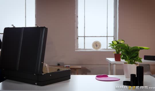 Кобылка помогает коллеге разгрузиться - рабочее порно Кобылка помогает коллеге разгрузиться - рабочее порно