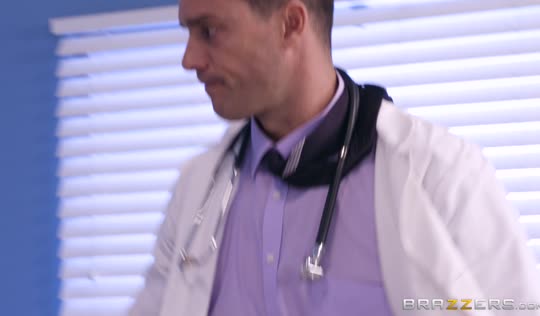 Бомбическая стриптизерша на приеме у гинеколога - клиник порно