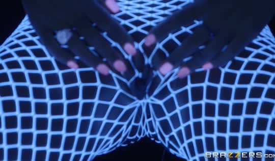 Ночная смена - охранник засаживает в анал красивой стриптизерше Ночная смена - охранник засаживает в анал красивой стриптизерше