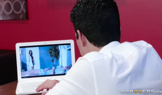 Хедхантер на работе вафлит и шпилит аппетитную мулатку