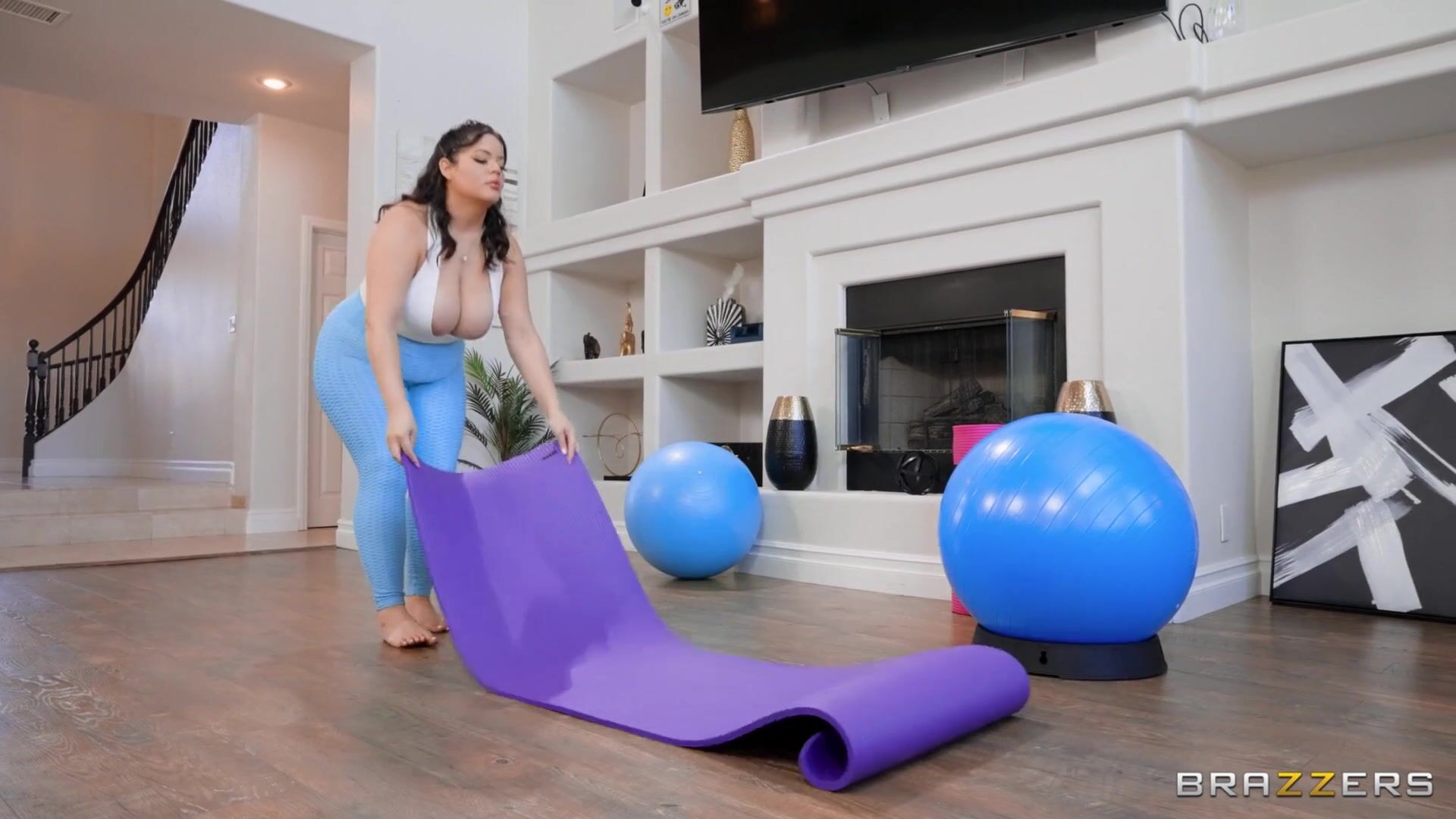 Продвинутая йога - сдобная пышечка занимается сексом Продвинутая йога - сдобная пышечка занимается сексом